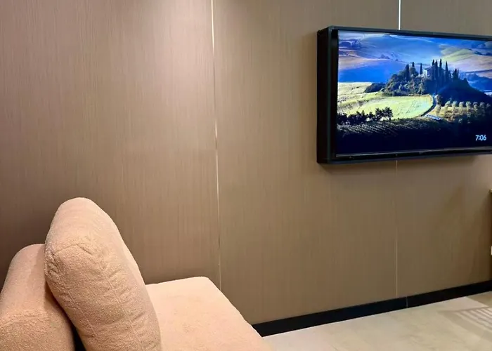 Canal View Luxe Retreat, Ogawa Massage Sofa, Pool, Netflix, Kitchen, Sauna, For 3 Guests Only * Manila