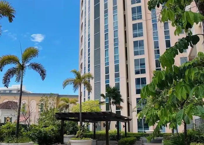 Canal View Luxe Retreat, Ogawa Massage Sofa, Pool, Netflix, Kitchen, Sauna, For 3 Guests Only Manila