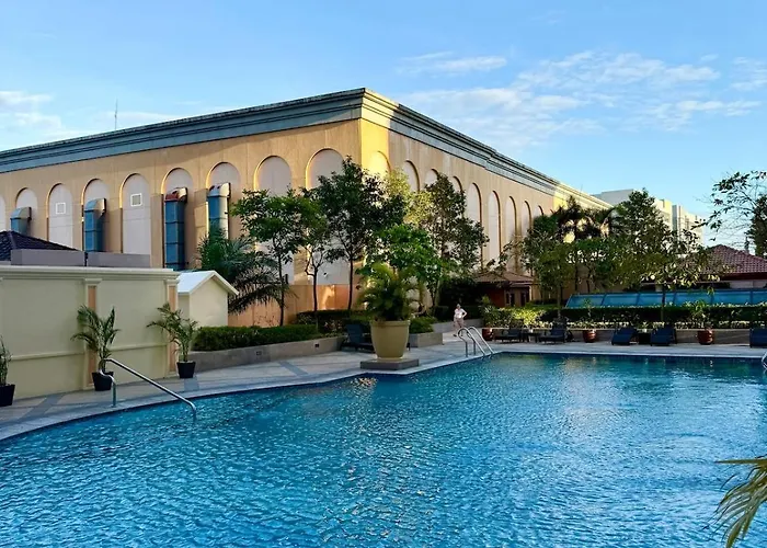 Canal View Luxe Retreat, Ogawa Massage Sofa, Pool, Netflix, Kitchen, Sauna, For 3 Guests Only