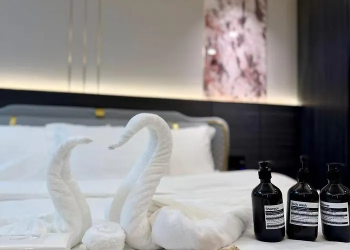 Canal View Luxe Retreat, Ogawa Massage Sofa, Pool, Netflix, Kitchen, Sauna, For 3 Guests Only
