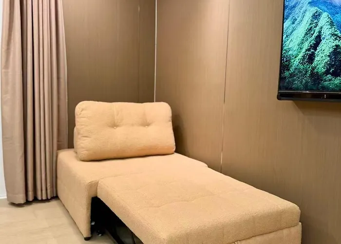 Canal View Luxe Retreat, Ogawa Massage Sofa, Pool, Netflix, Kitchen, Sauna, For 3 Guests Only