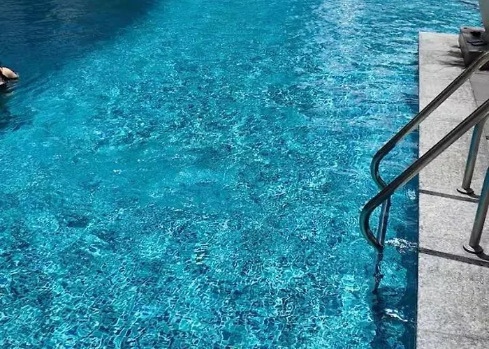 Canal View Luxe Retreat, Ogawa Massage Sofa, Pool, Netflix, Kitchen, Sauna, For 3 Guests Only *