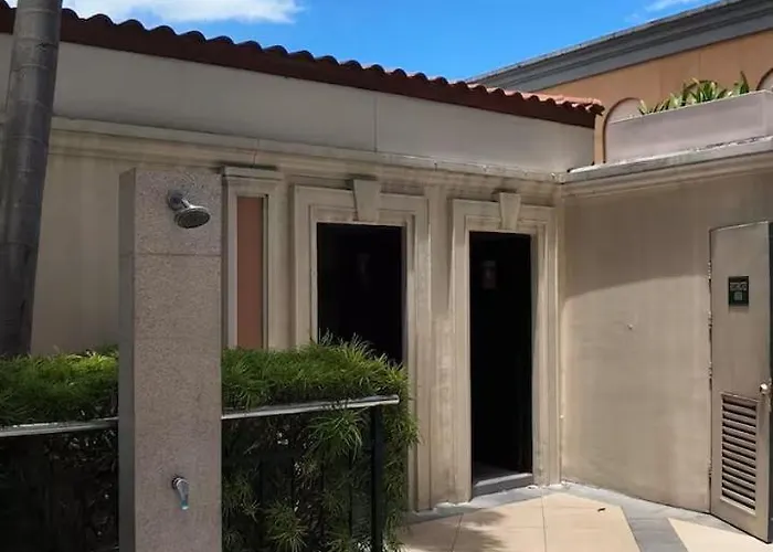 Canal View Luxe Retreat, Ogawa Massage Sofa, Pool, Netflix, Kitchen, Sauna, For 3 Guests Only Apartment