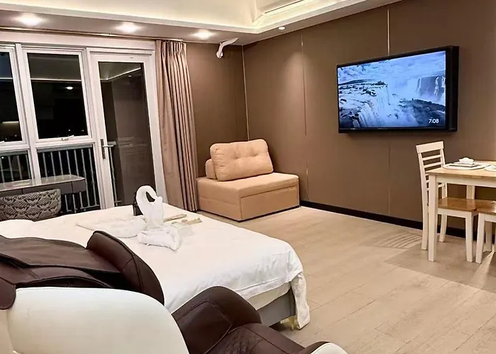 Canal View Luxe Retreat, Ogawa Massage Sofa, Pool, Netflix, Kitchen, Sauna, For 3 Guests Only *