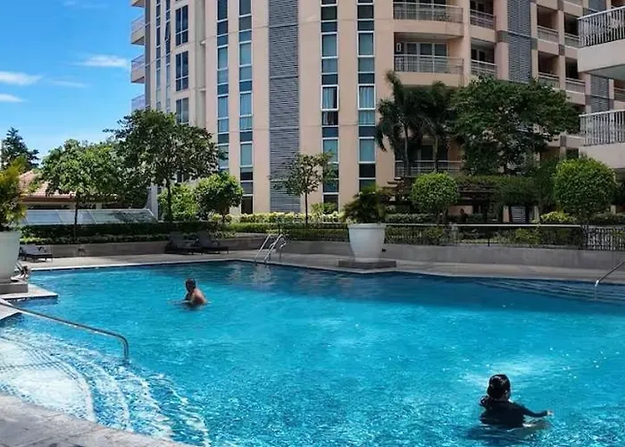 Canal View Luxe Retreat, Ogawa Massage Sofa, Pool, Netflix, Kitchen, Sauna, For 3 Guests Only *