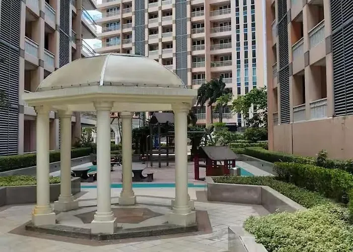Canal View Luxe Retreat, Ogawa Massage Sofa, Pool, Netflix, Kitchen, Sauna, For 3 Guests Only Manila