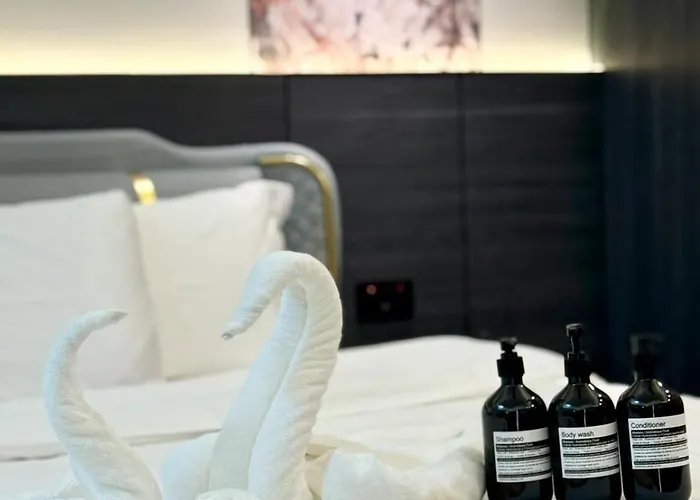 Apartment Canal View Luxe Retreat, Ogawa Massage Sofa, Pool, Netflix, Kitchen, Sauna, For 3 Guests Only *