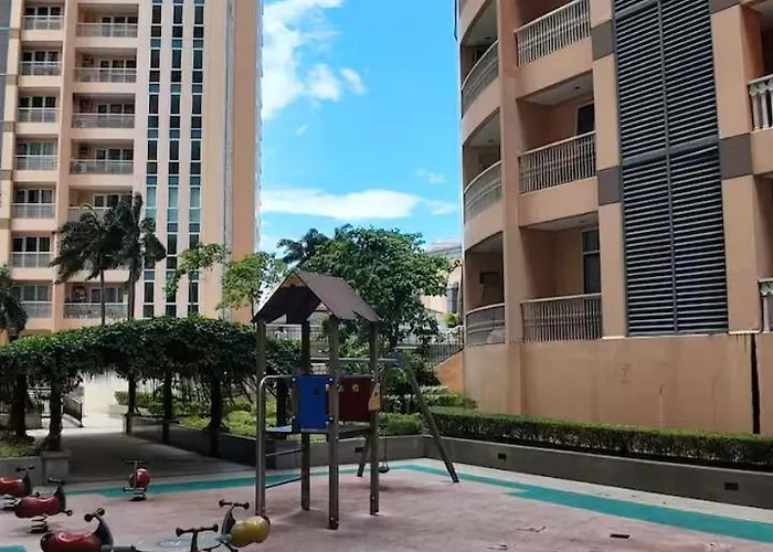 Apartment Canal View Luxe Retreat, Ogawa Massage Sofa, Pool, Netflix, Kitchen, Sauna, For 3 Guests Only *