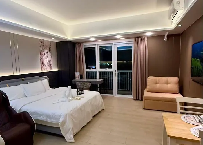 Apartment Canal View Luxe Retreat, Ogawa Massage Sofa, Pool, Netflix, Kitchen, Sauna, For 3 Guests Only *