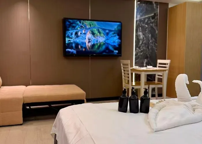 Canal View Luxe Retreat, Ogawa Massage Sofa, Pool, Netflix, Kitchen, Sauna, For 3 Guests Only