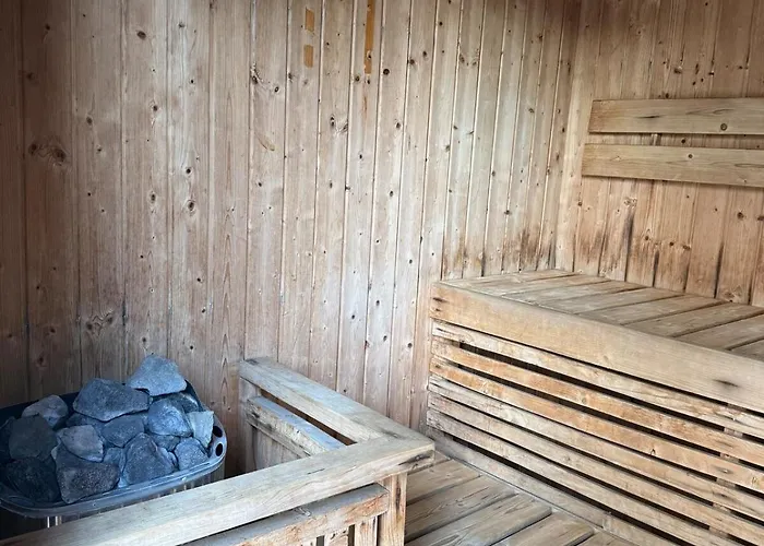 Apartment Canal View Luxe Retreat, Ogawa Massage Sofa, Pool, Netflix, Kitchen, Sauna, For 3 Guests Only