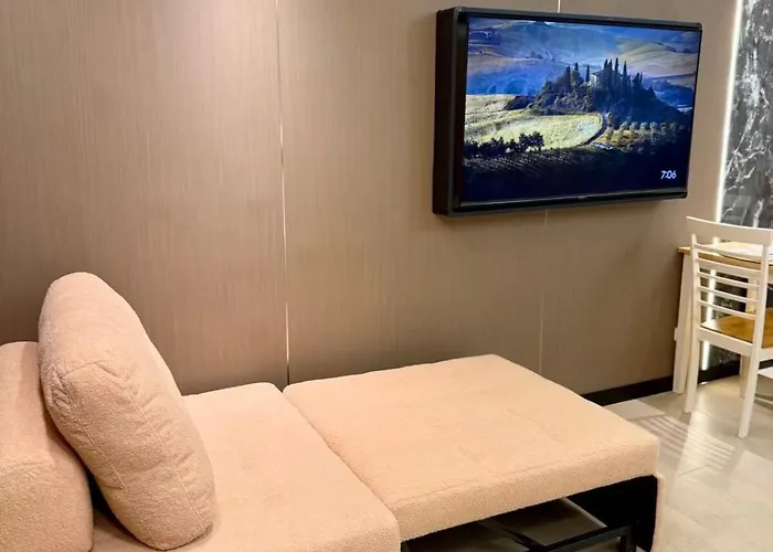Canal View Luxe Retreat, Ogawa Massage Sofa, Pool, Netflix, Kitchen, Sauna, For 3 Guests Only *